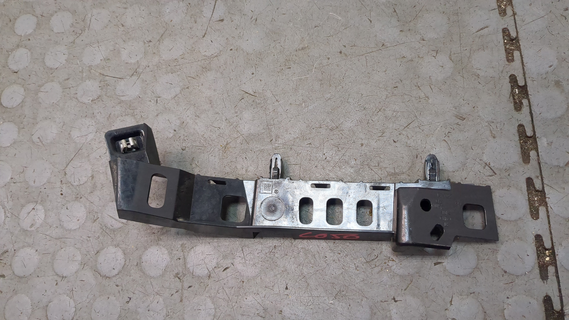 Кронштейн заднего бампера левый