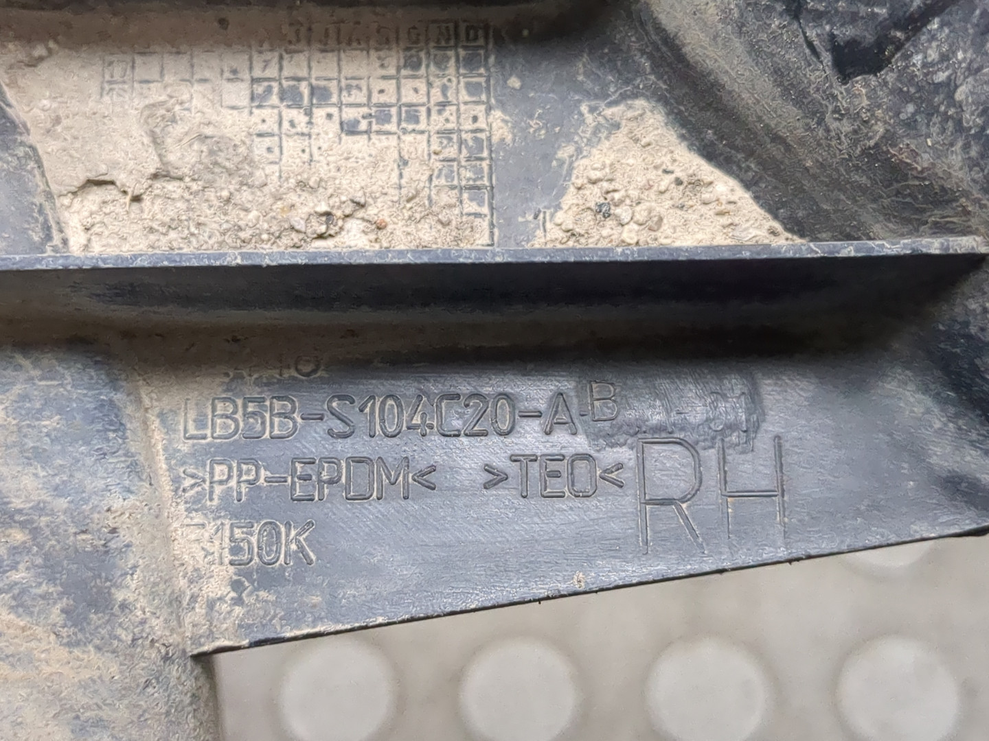 Брызговик задний правый