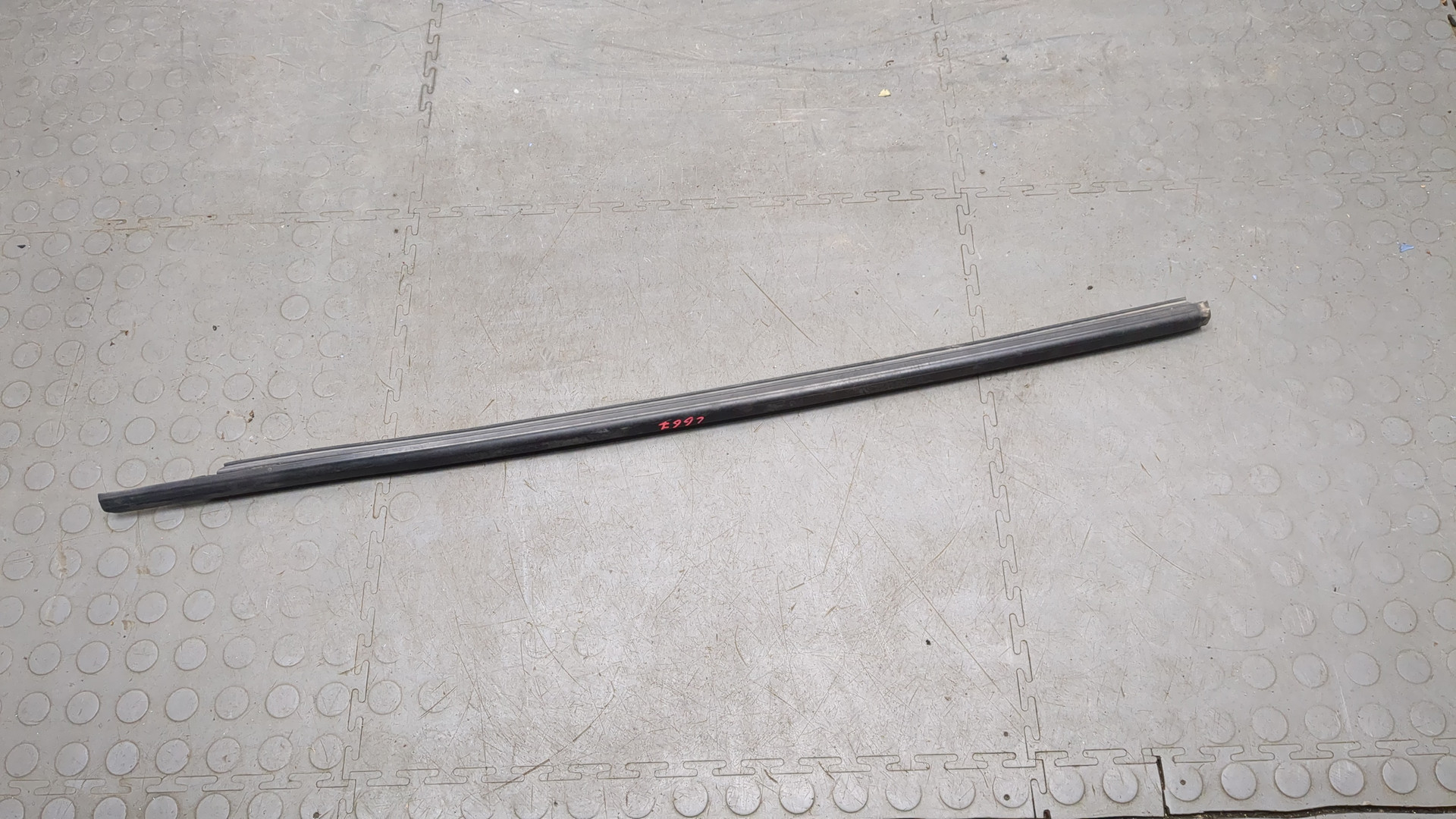 Накладка стекла переднего правого