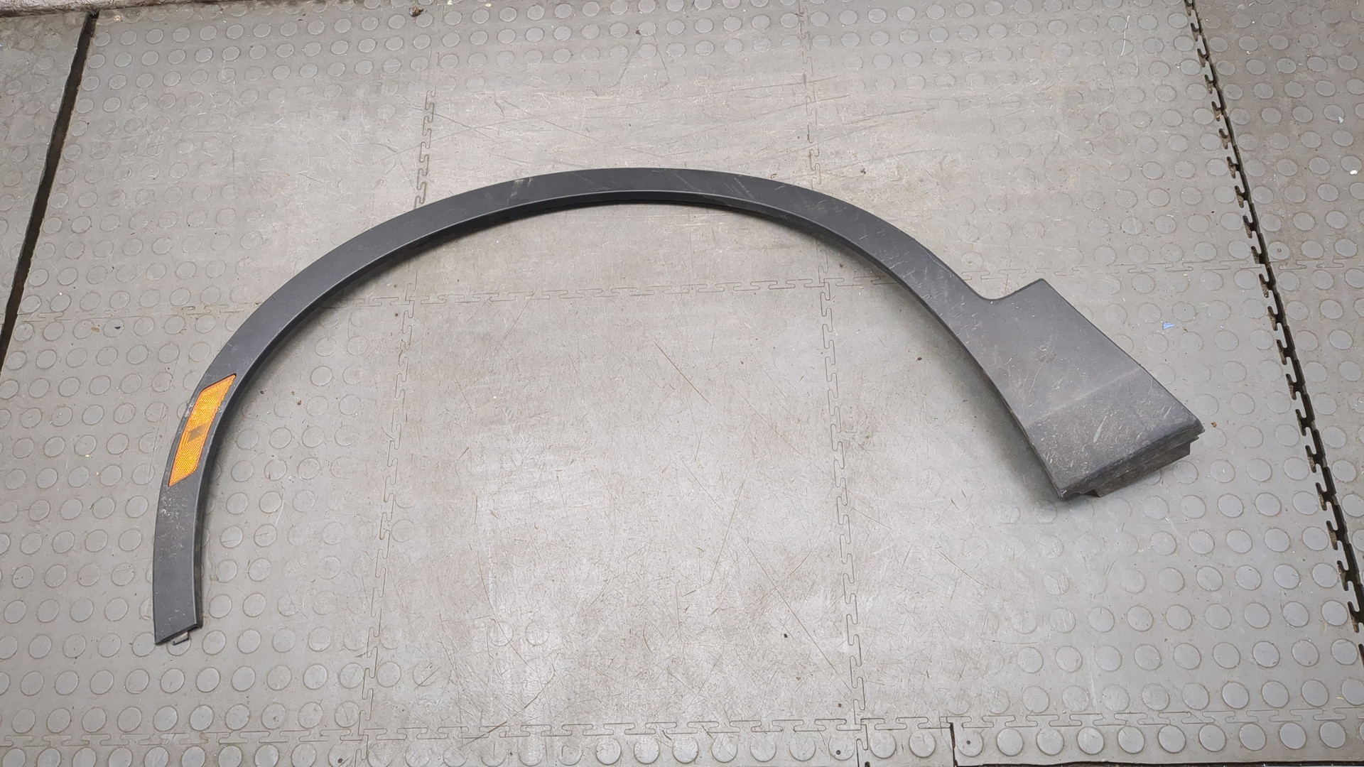 Накладка переднего крыла левого