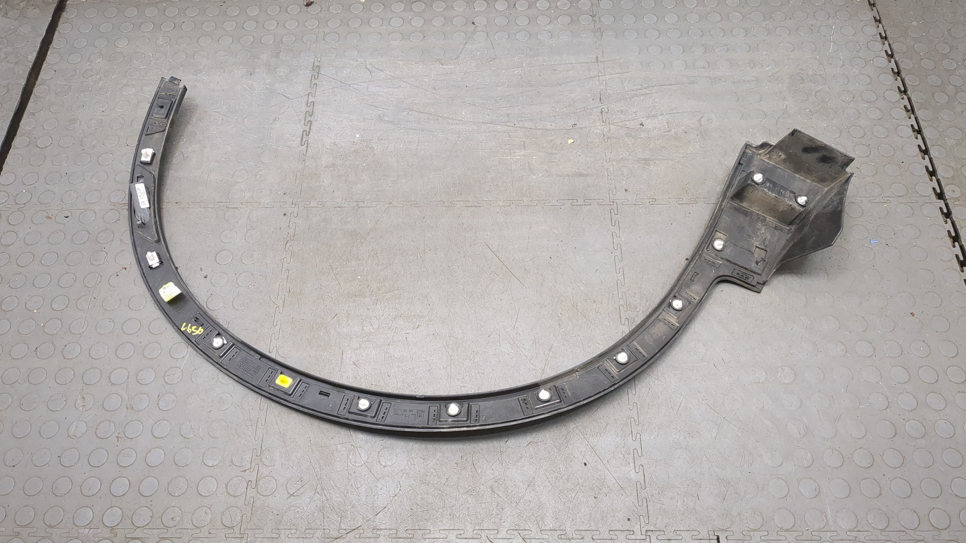 Накладка переднего крыла левого