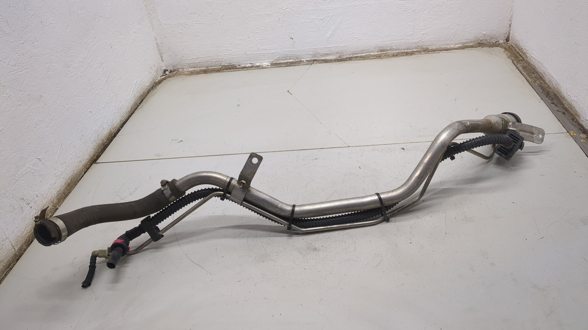 Горловина топливного бака