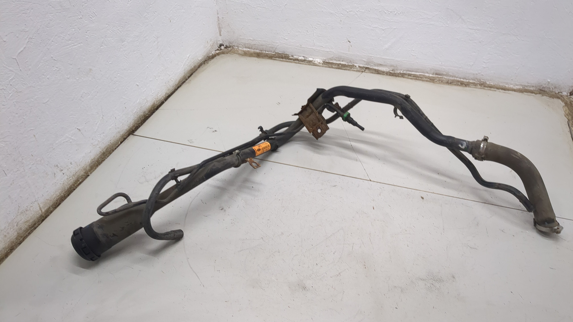 Горловина топливного бака