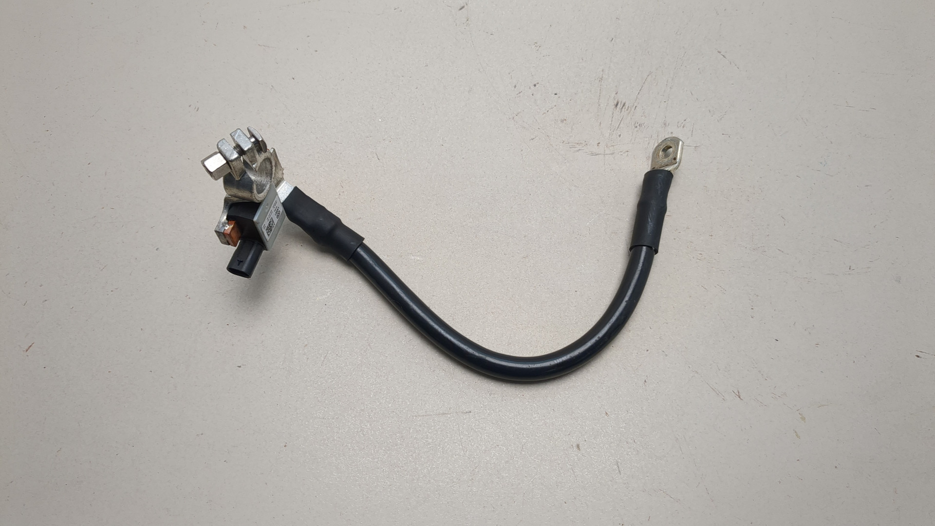 Клемма аккумулятора -