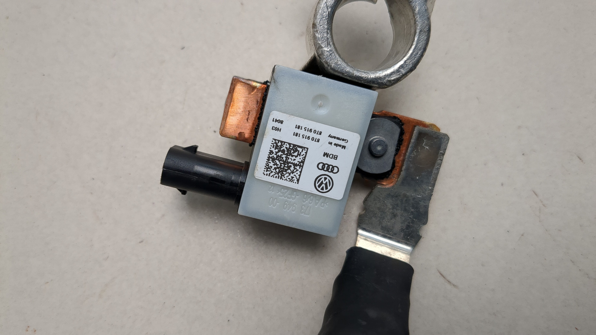 Клемма аккумулятора -