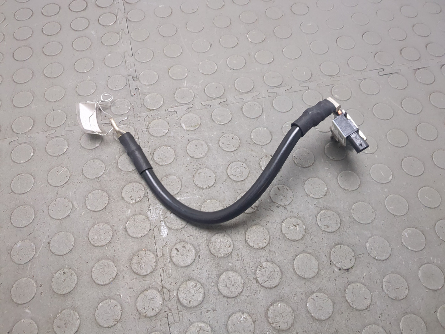 Клемма аккумулятора -