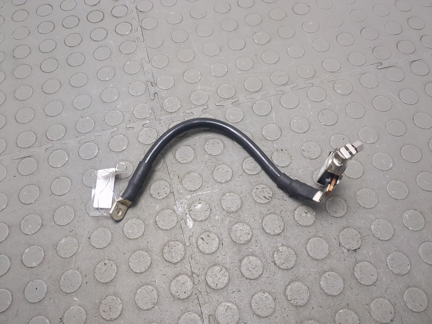 Клемма аккумулятора -