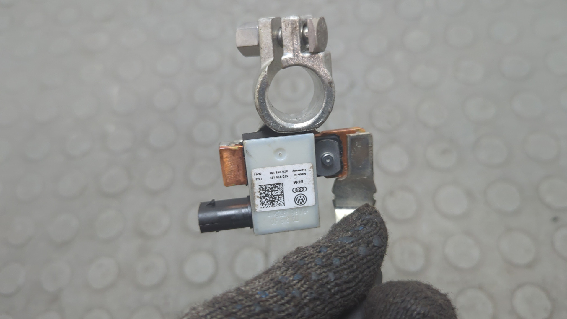 Клемма аккумулятора -