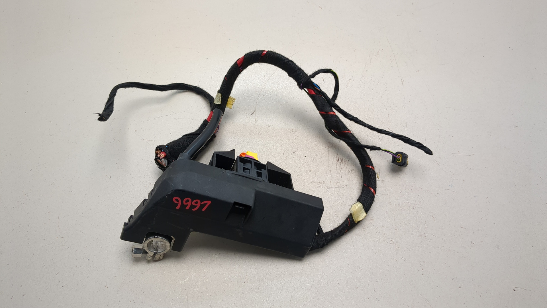 Клемма аккумулятора -