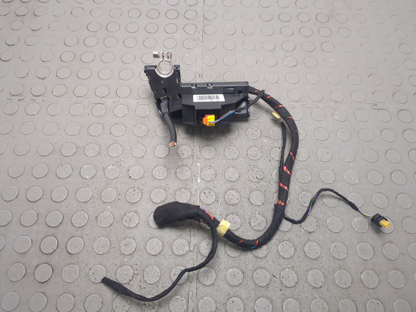 Клемма аккумулятора -