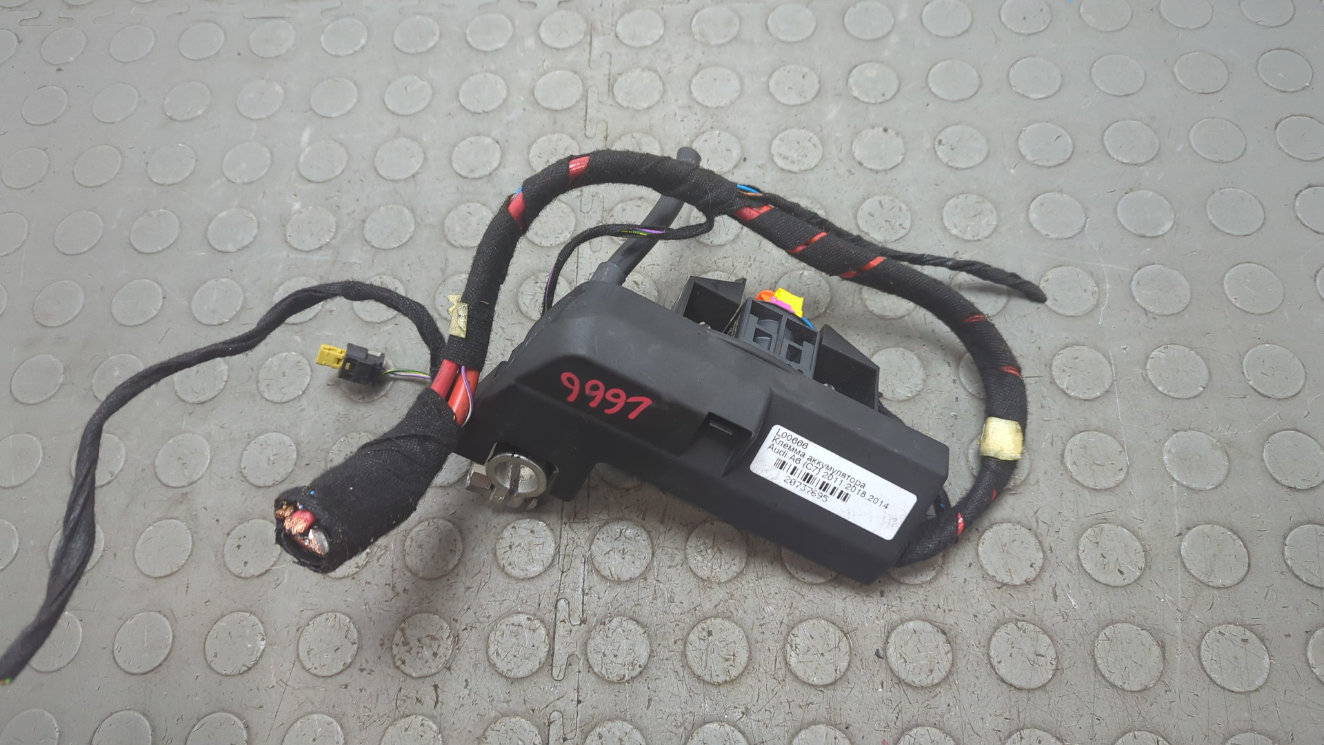 Клемма аккумулятора -