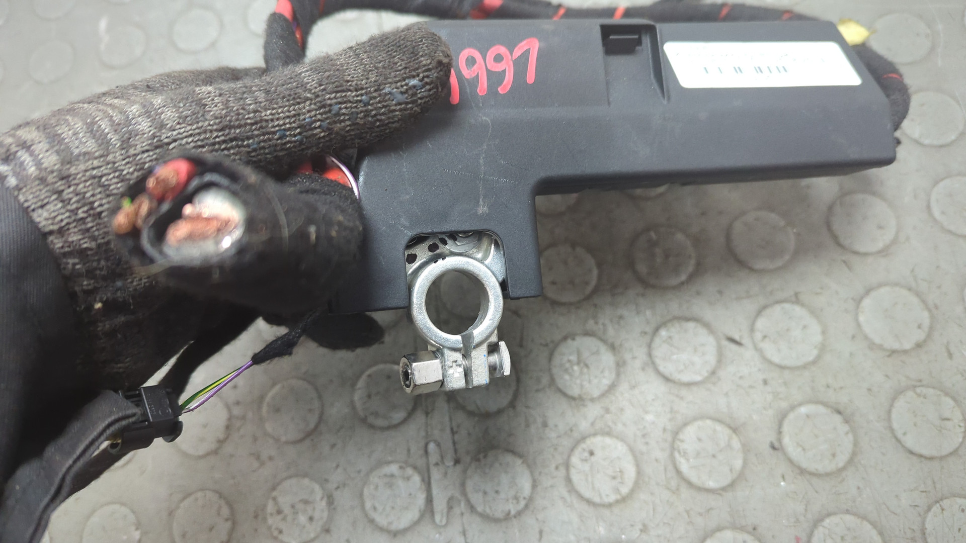 Клемма аккумулятора -