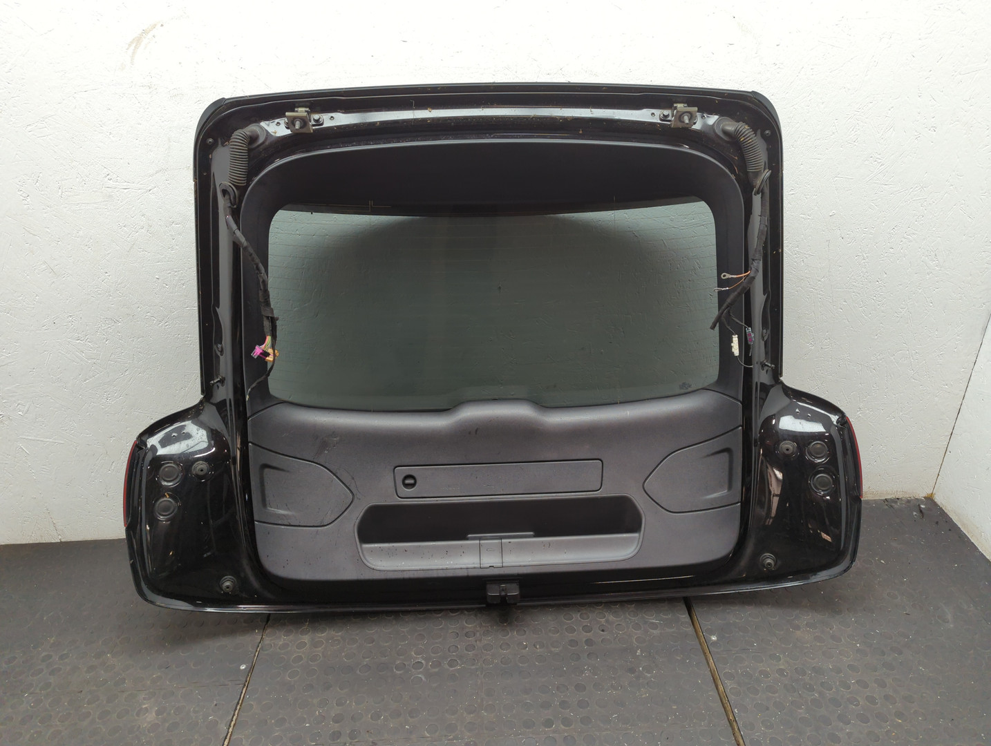 Дверь багажника