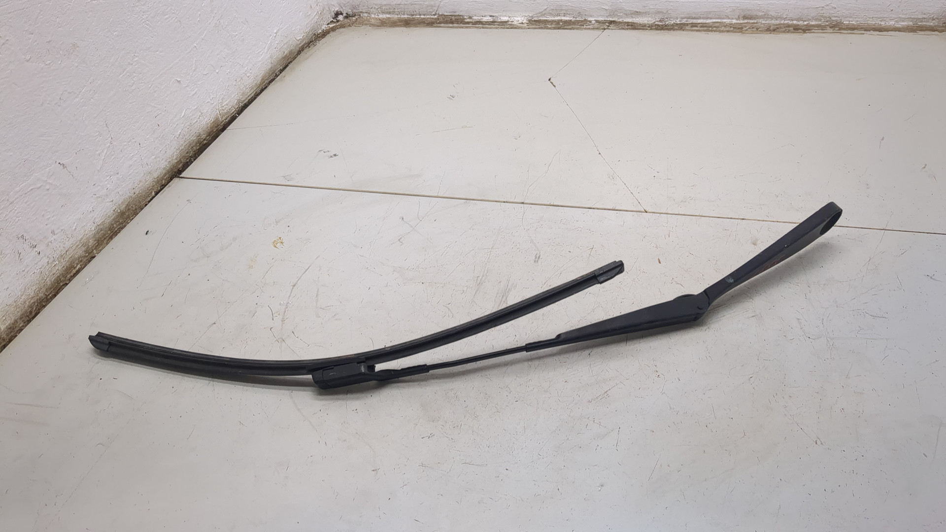 Поводок стеклоочистителя передний левый