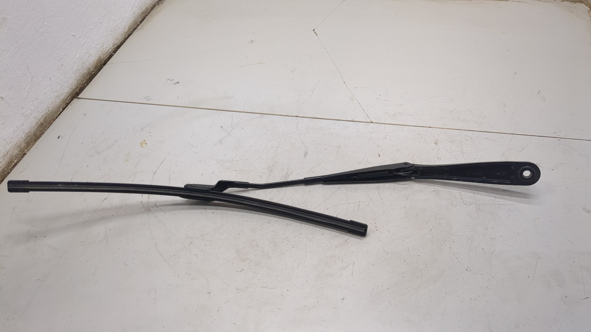 Поводок стеклоочистителя передний левый