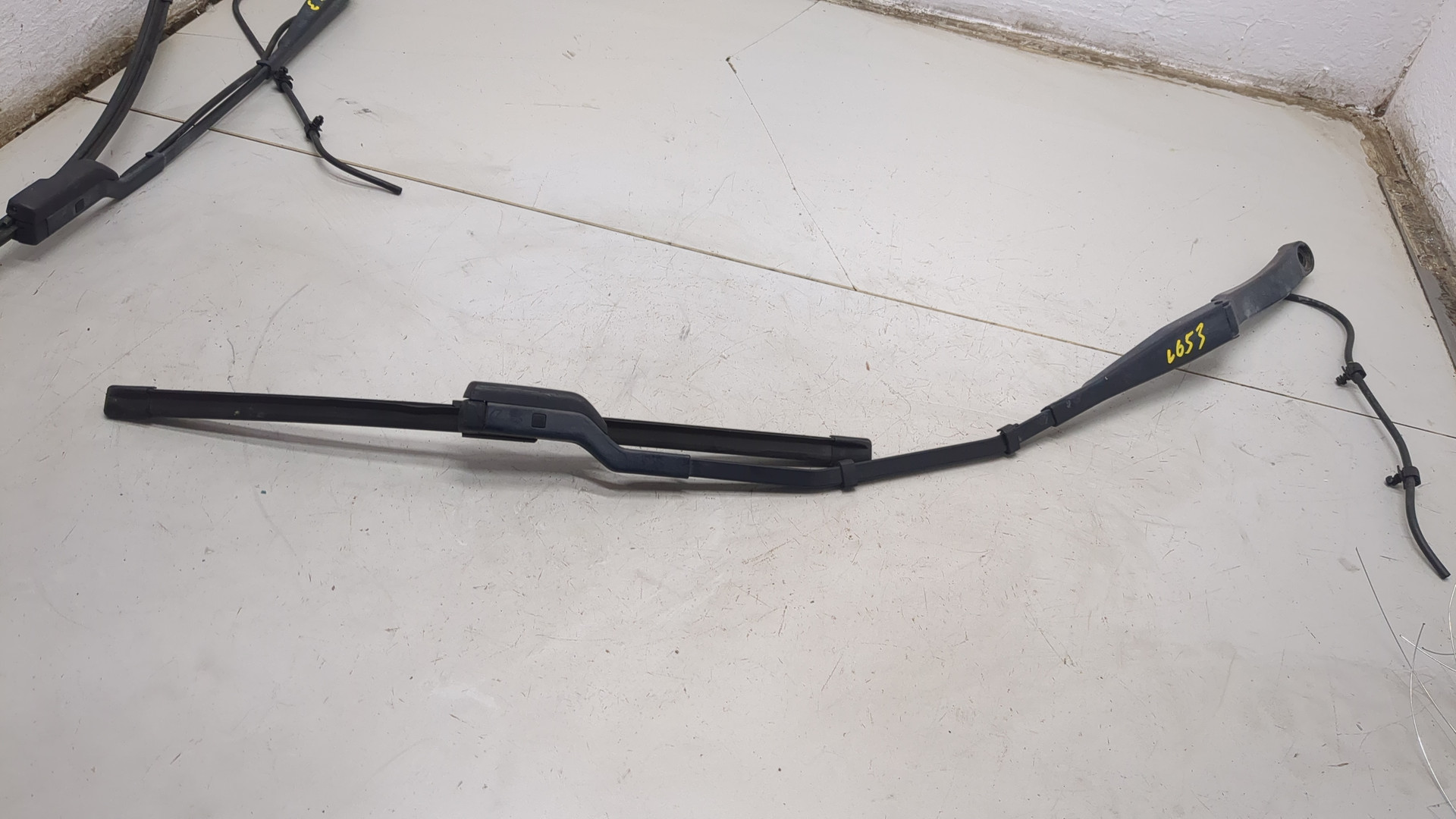 Поводок стеклоочистителя передний правый