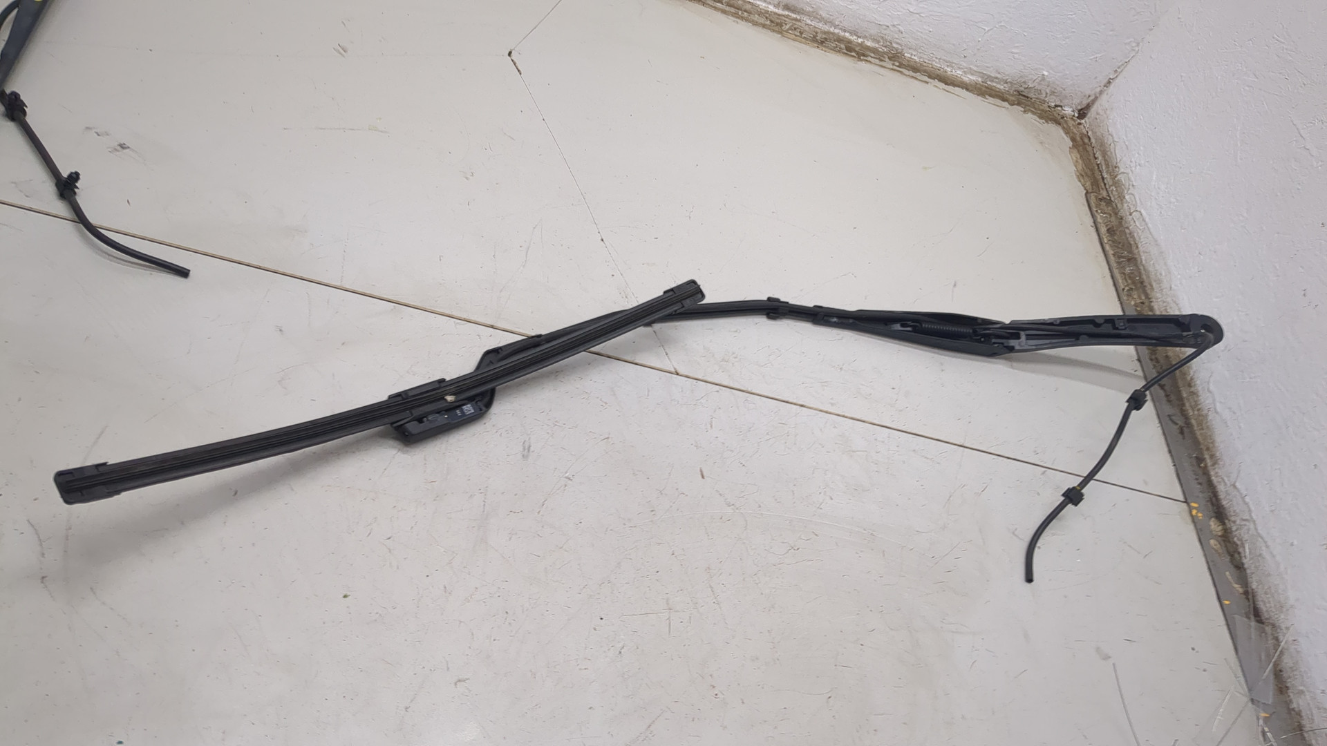 Поводок стеклоочистителя передний правый