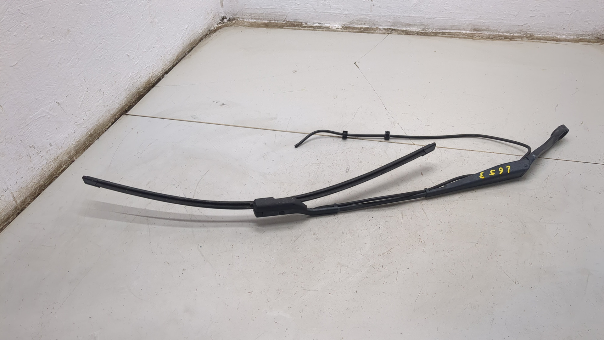 Поводок стеклоочистителя передний левый