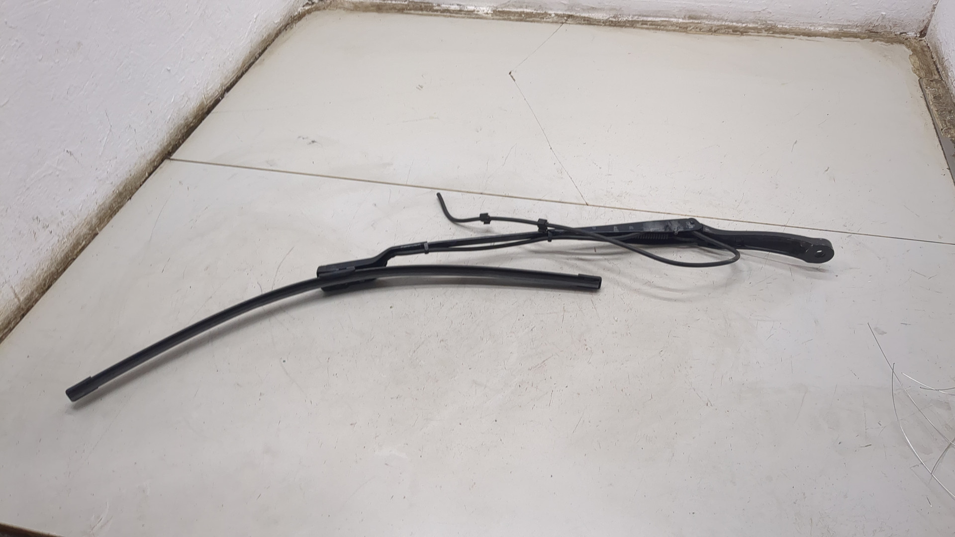 Поводок стеклоочистителя передний левый