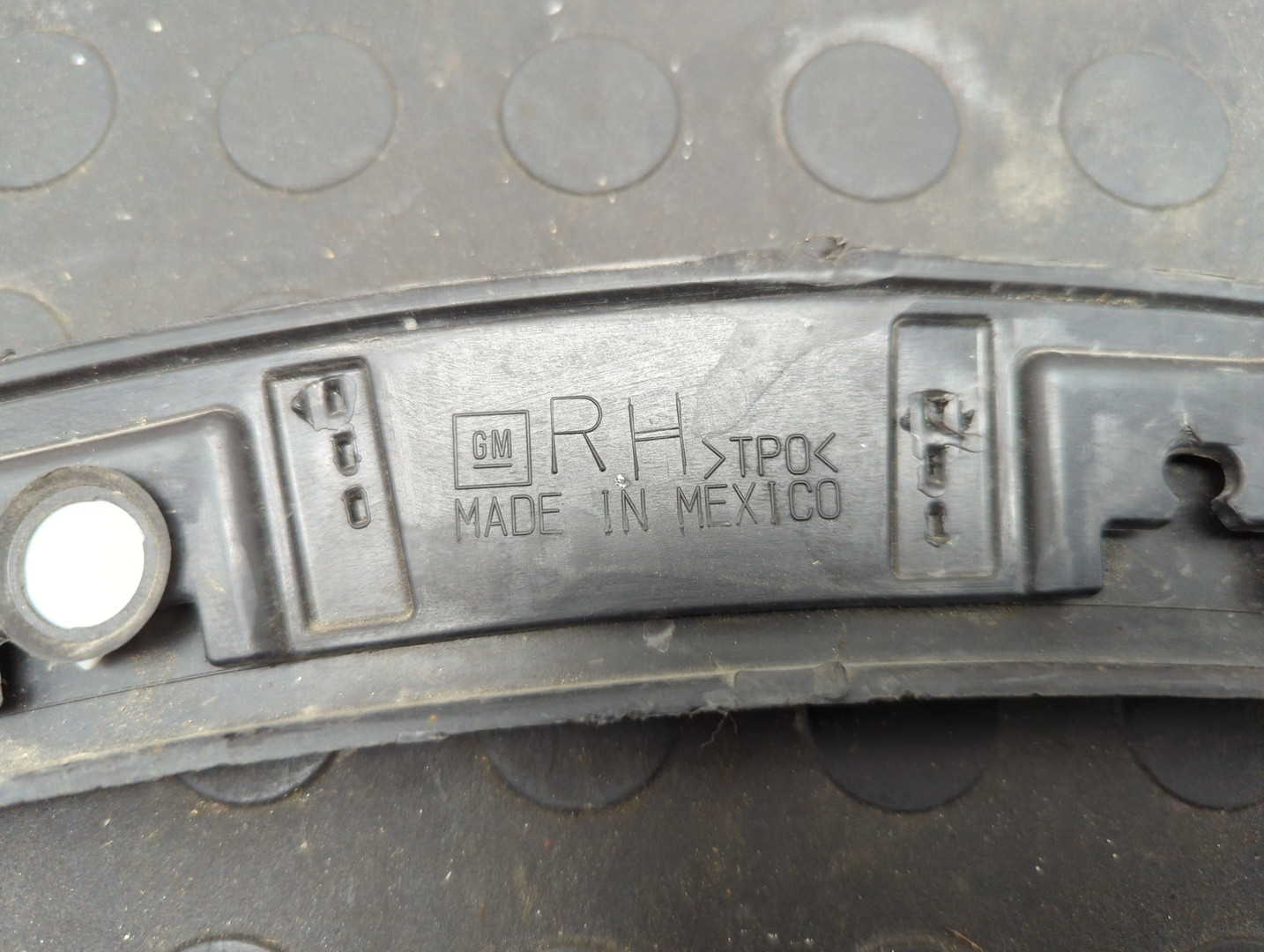 Накладка переднего крыла правого