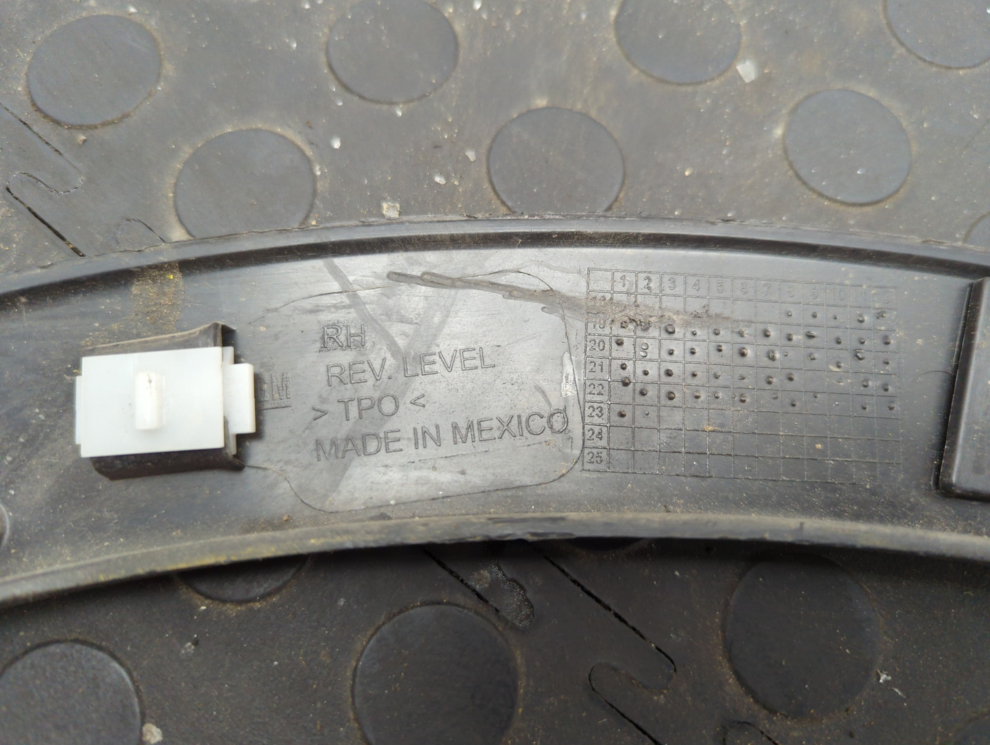 Накладка переднего крыла правого