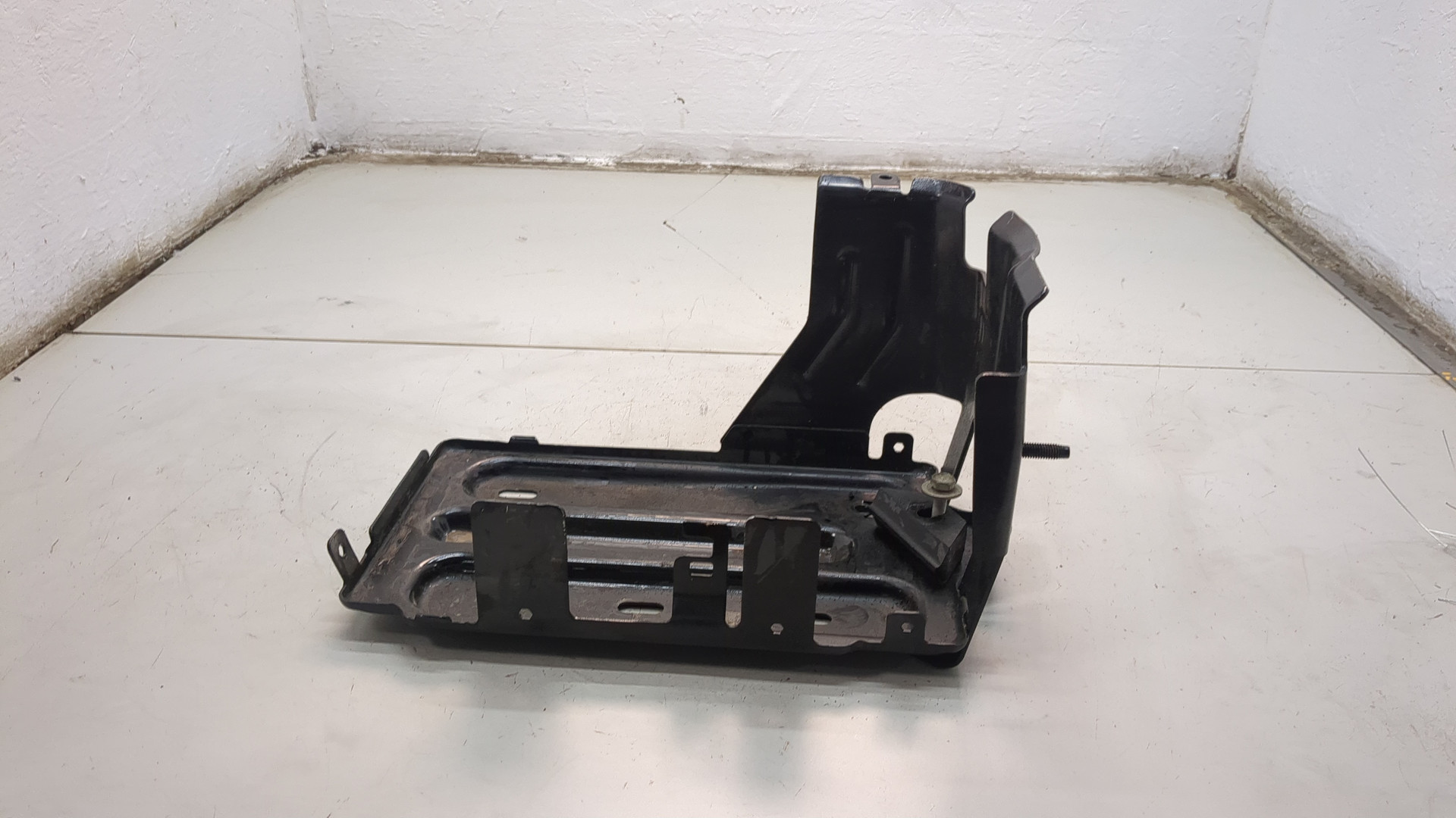 Площадка под аккумулятор (АКБ)