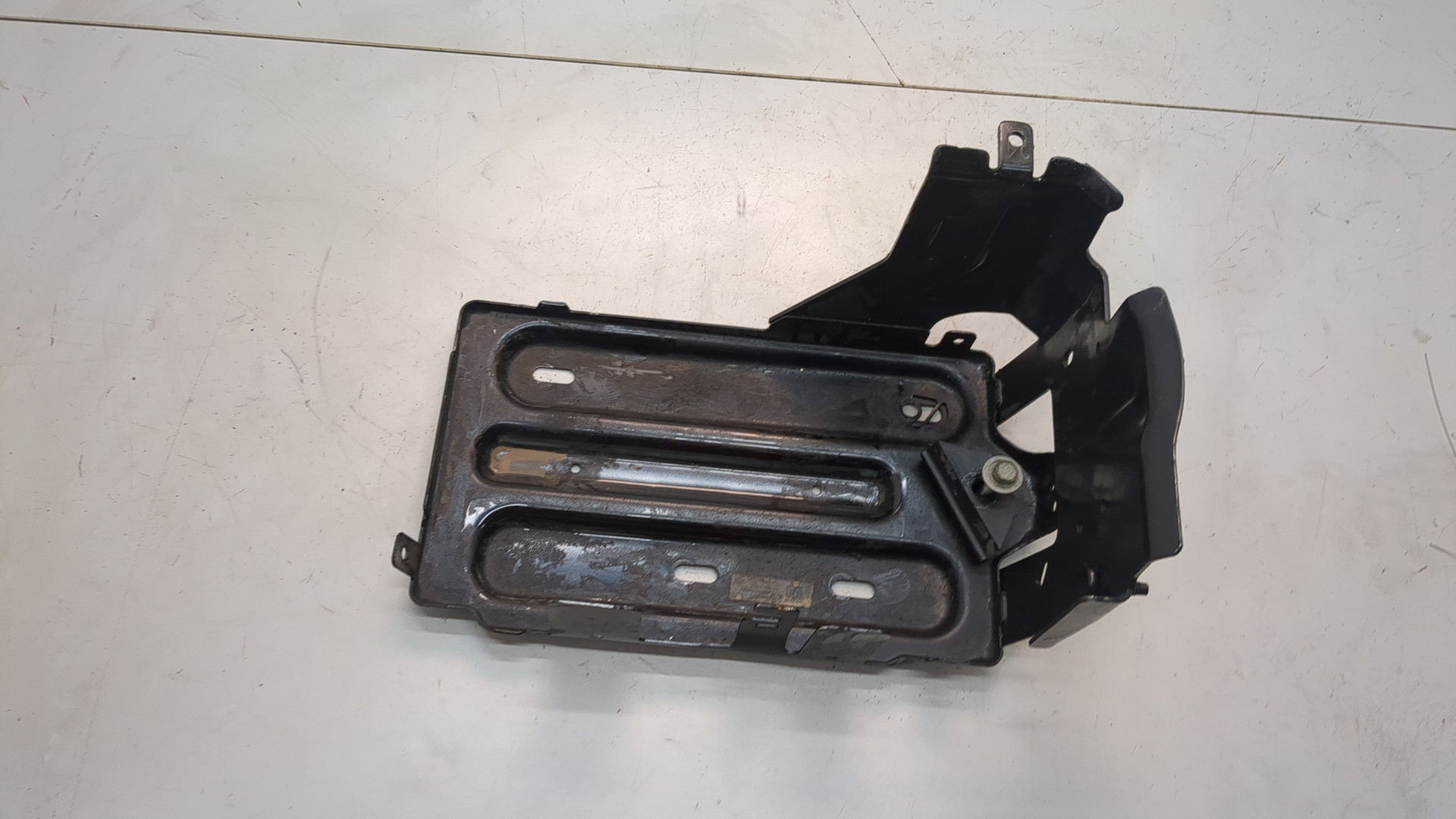 Площадка под аккумулятор (АКБ)