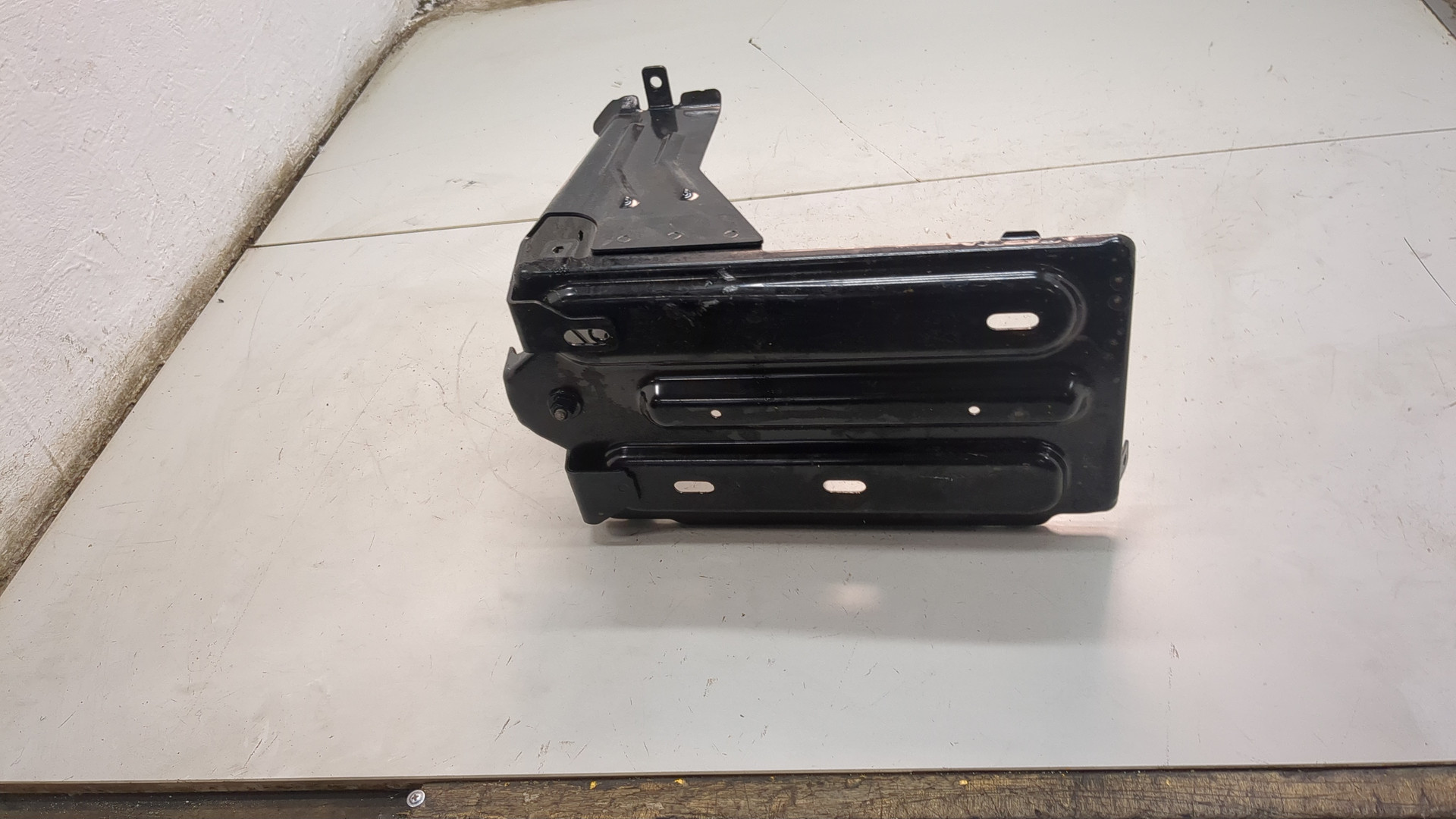 Площадка под аккумулятор (АКБ)