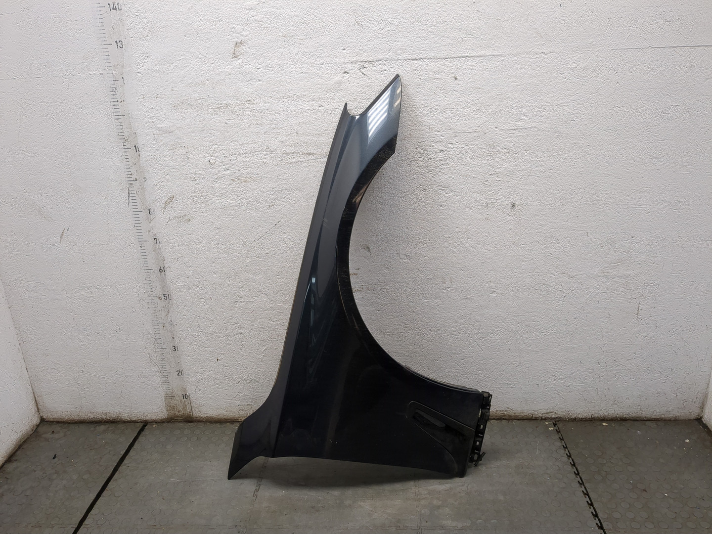 Крыло переднее правое