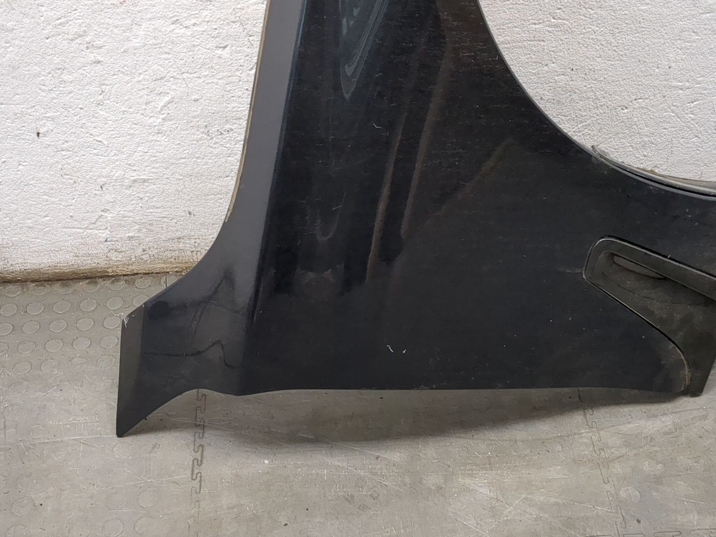 Крыло переднее правое