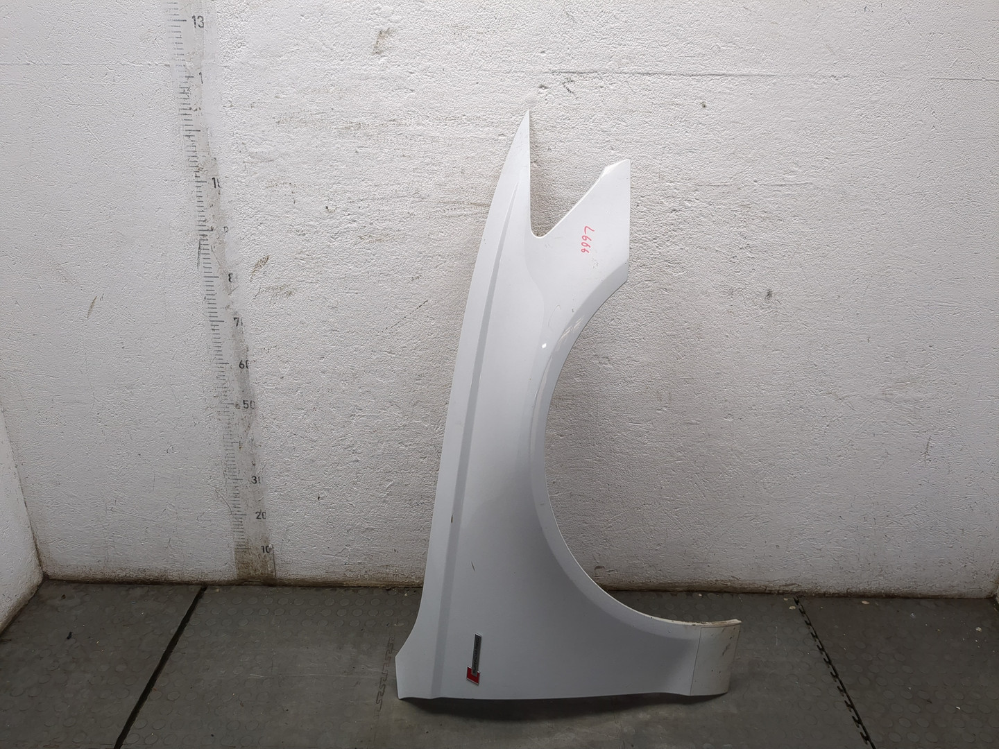 Крыло переднее правое