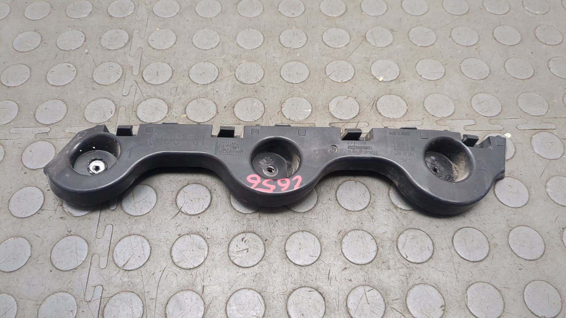 Кронштейн заднего бампера правый