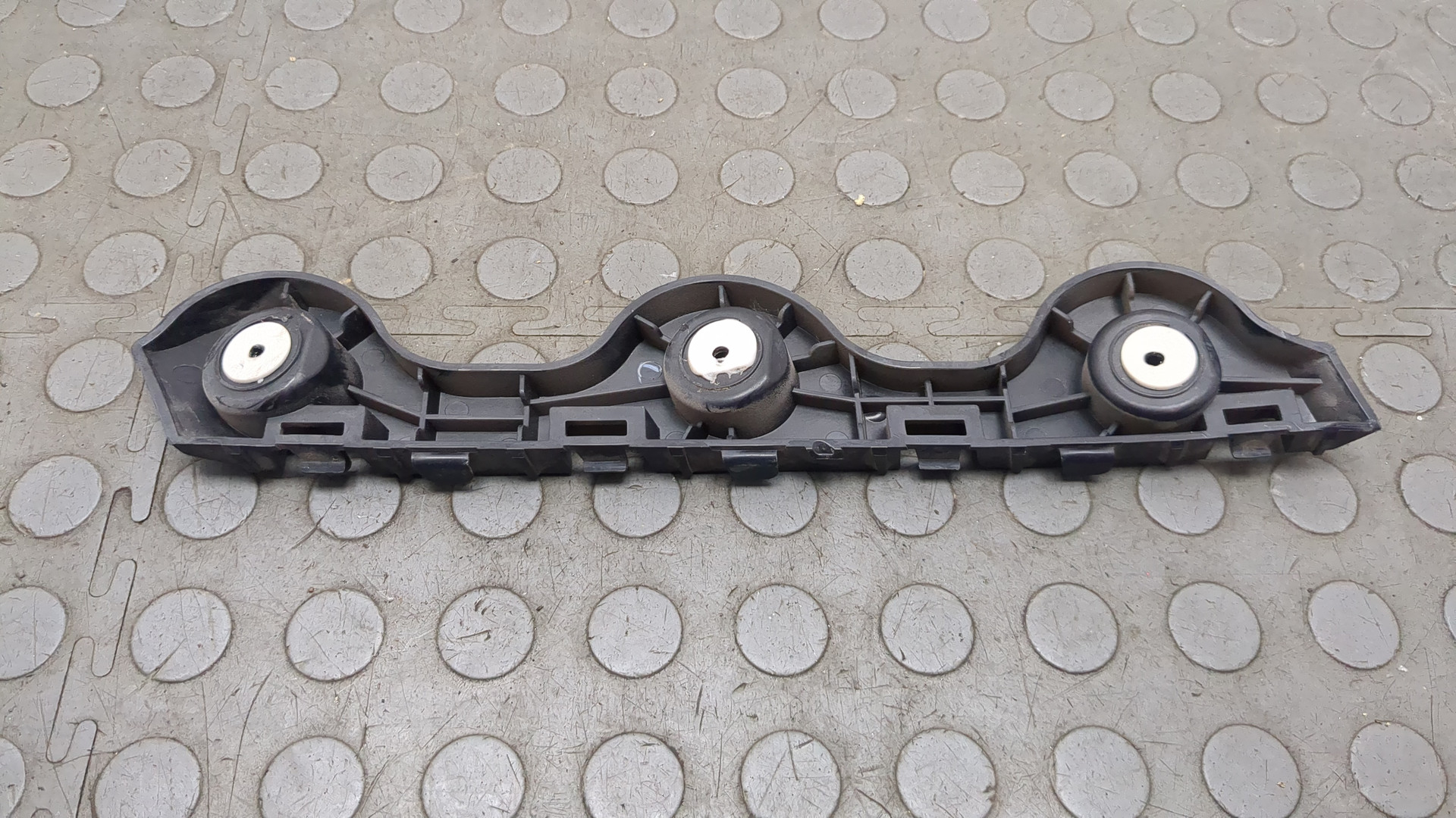 Кронштейн заднего бампера правый