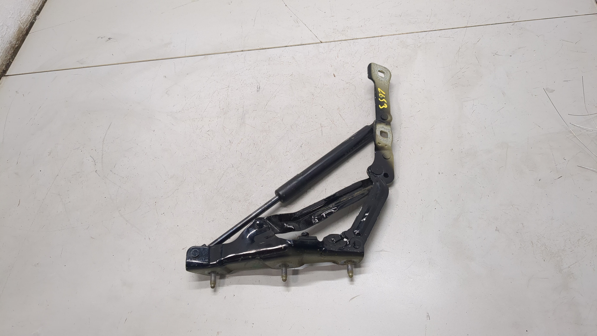 Петля крышки багажника