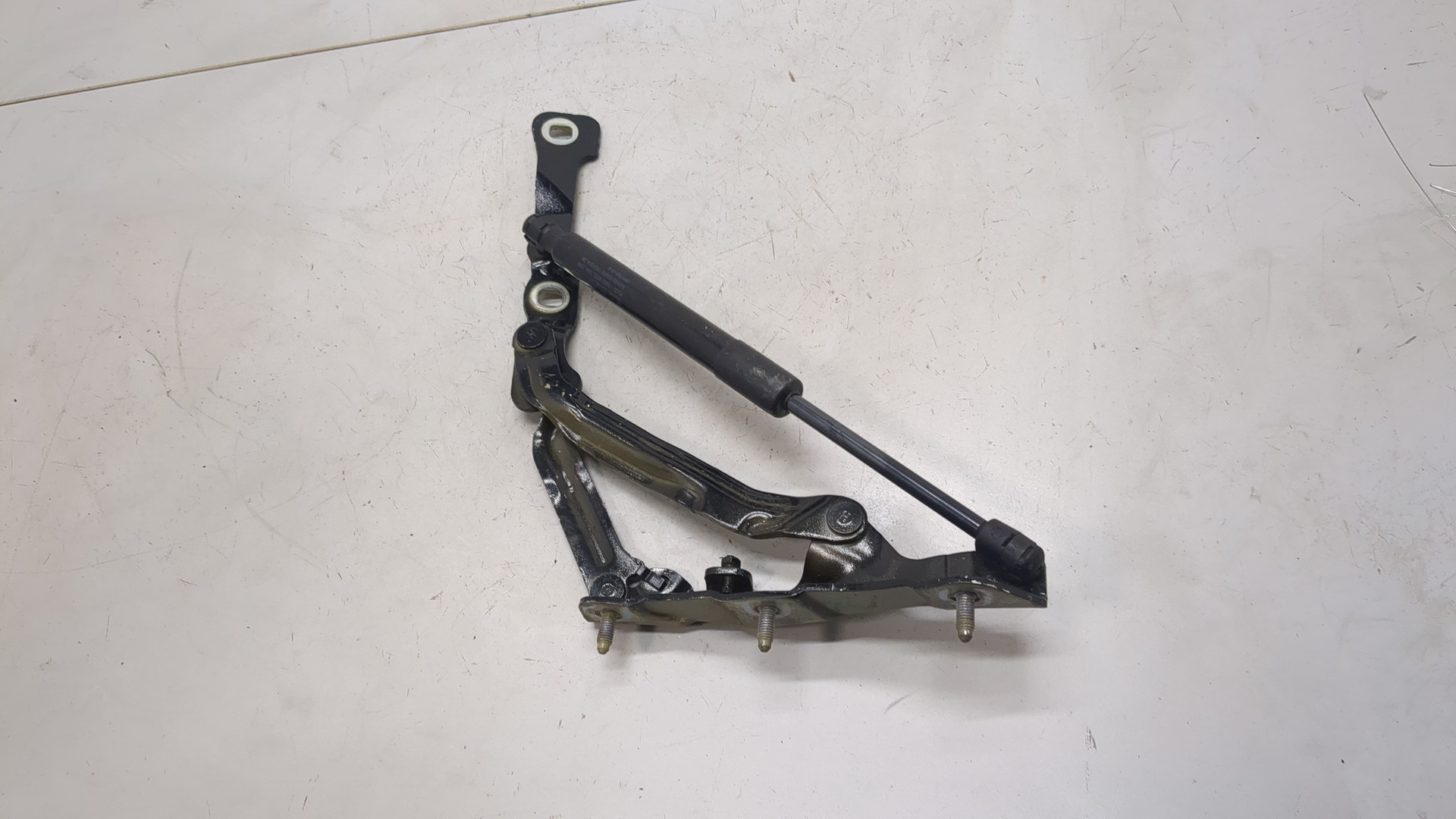 Петля крышки багажника