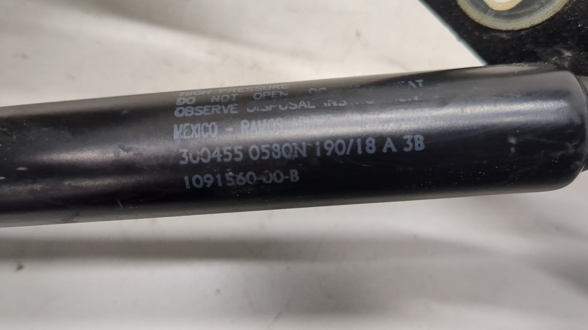 Петля крышки багажника