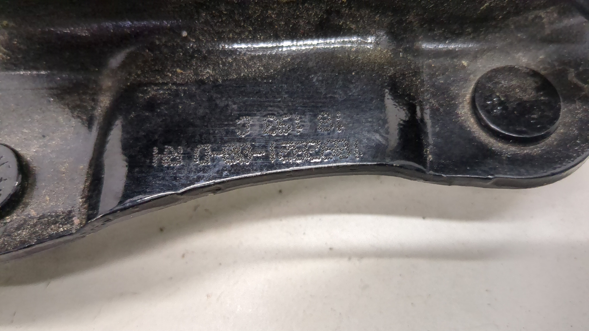 Петля крышки багажника