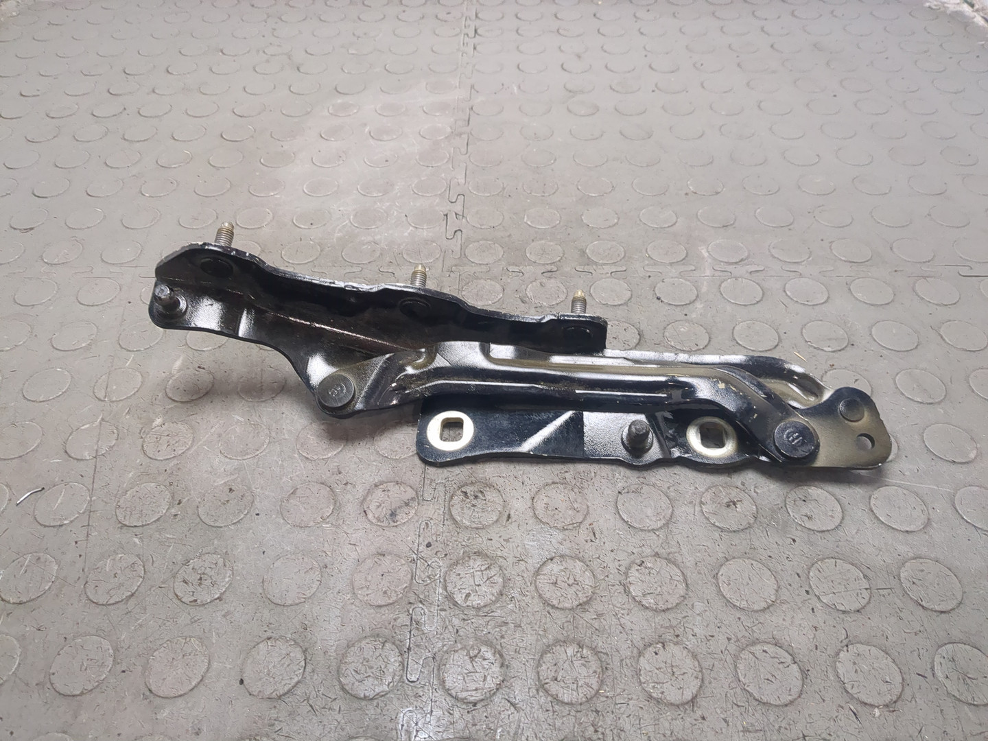 Петля крышки багажника