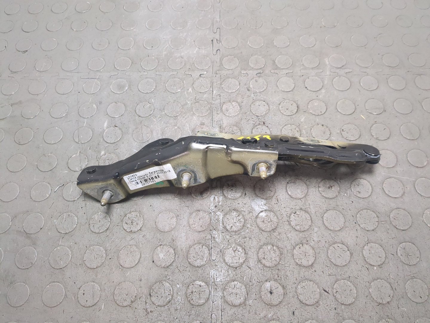 Петля крышки багажника