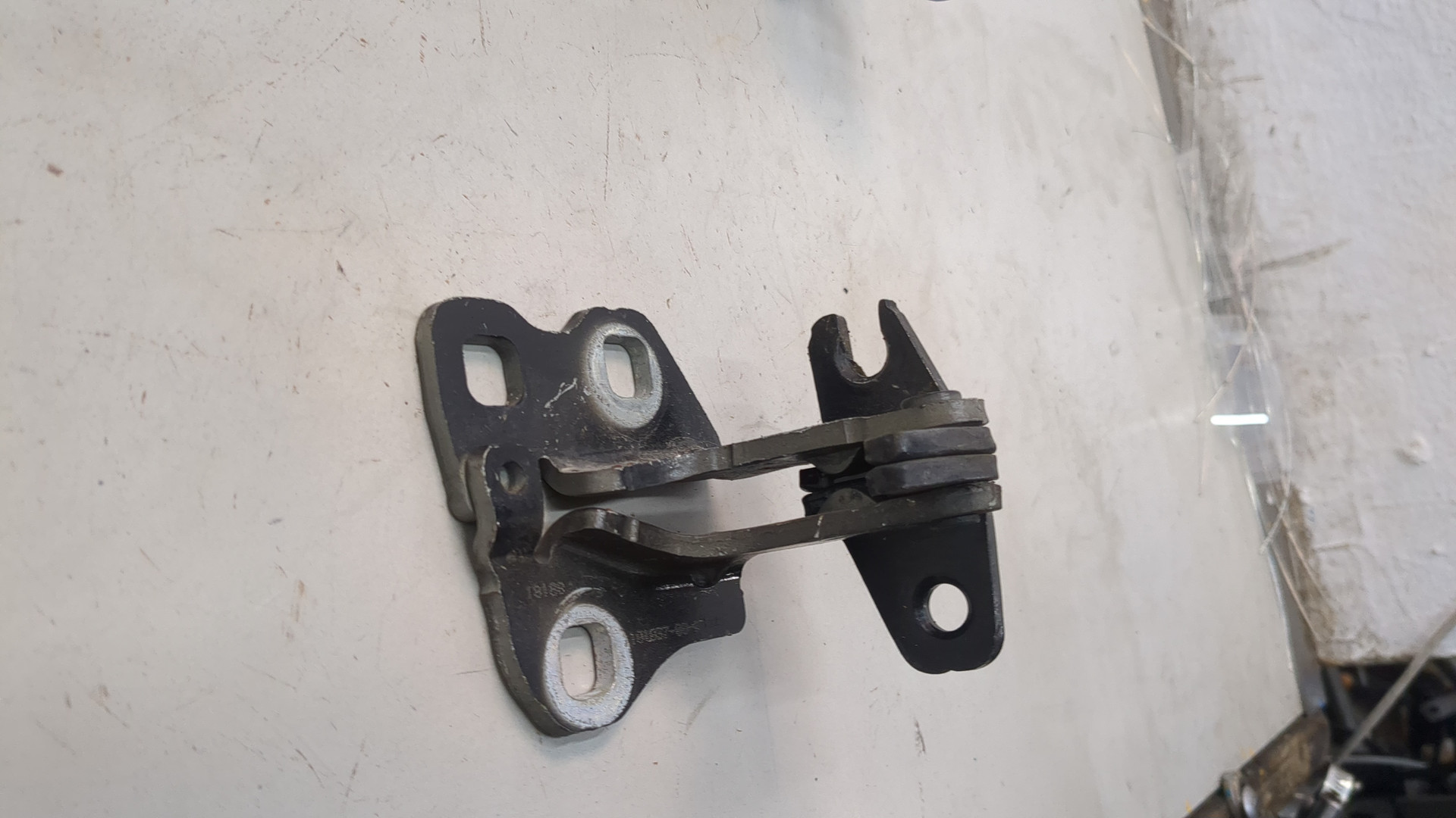 Петля двери