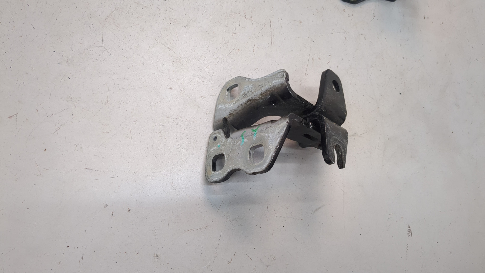 Петля двери