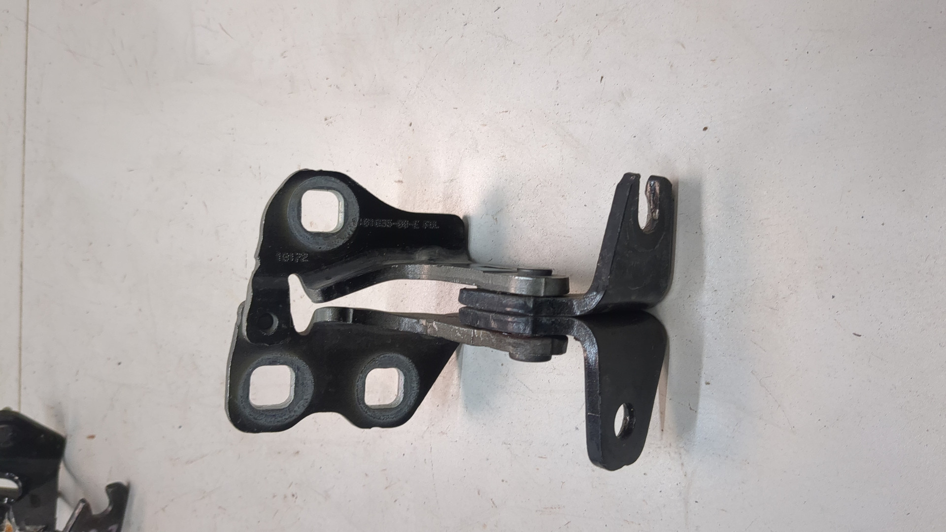 Петля двери