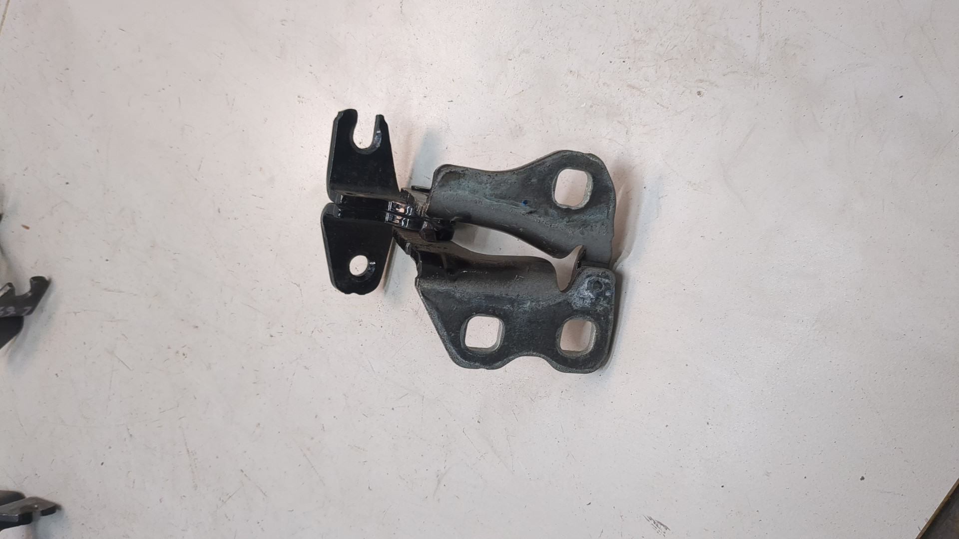 Петля двери