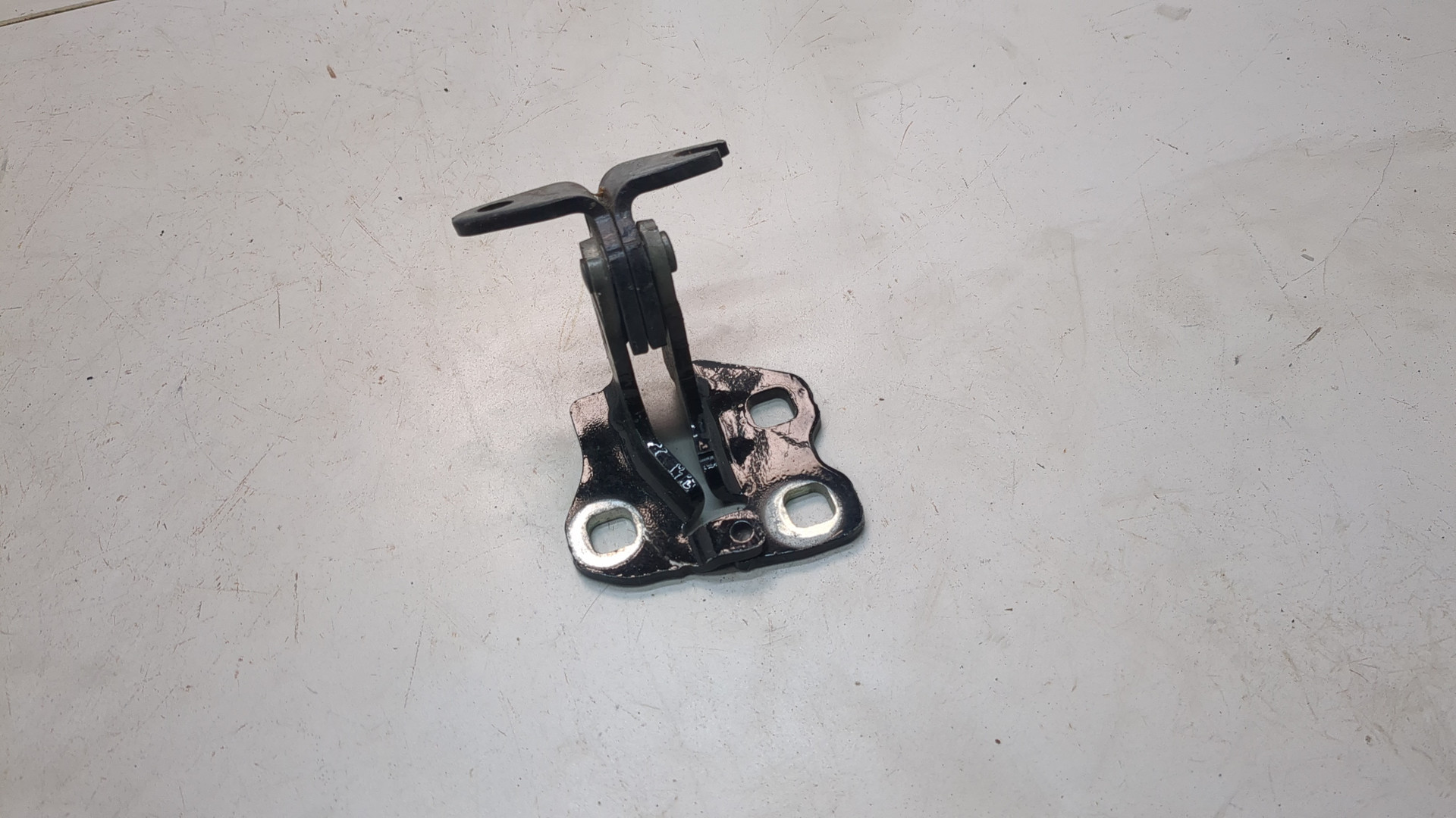 Петля двери