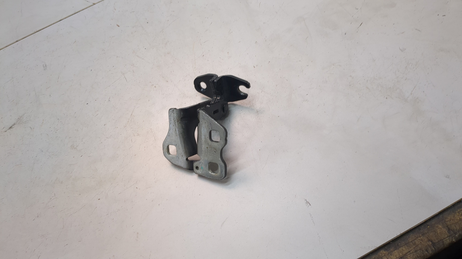 Петля двери