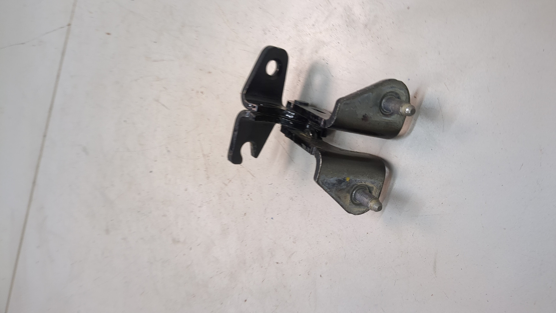 Петля двери