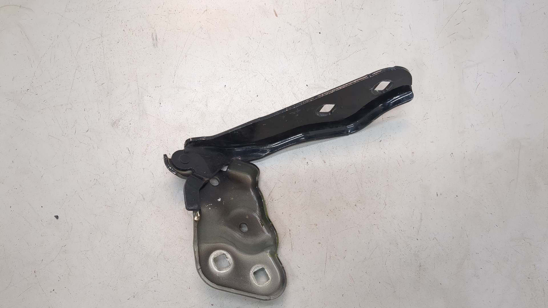 Петля капота левая