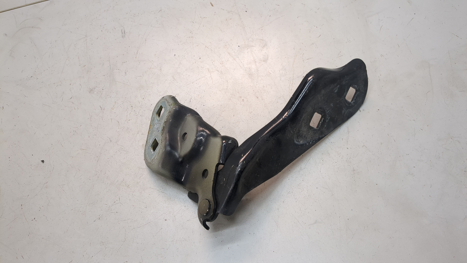 Петля капота левая