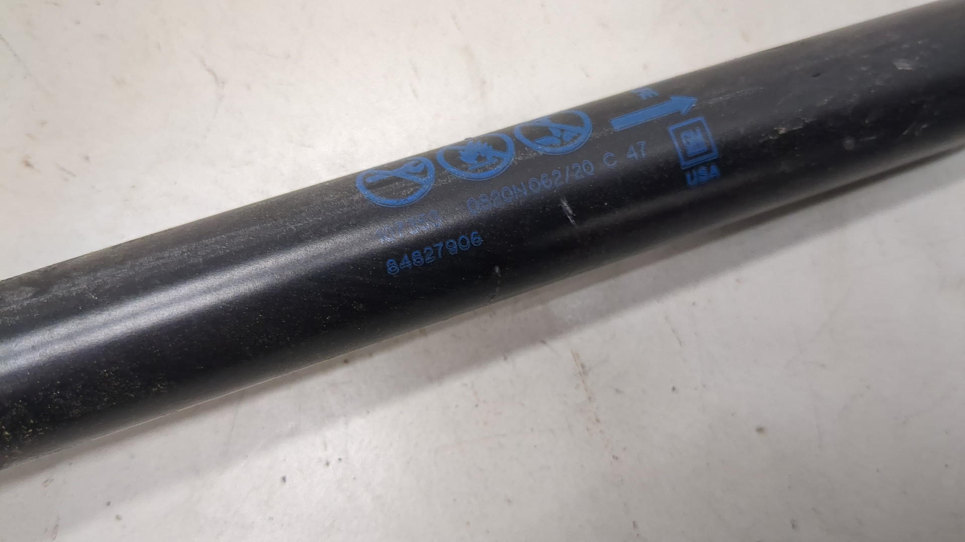 Амортизатор крышки багажника