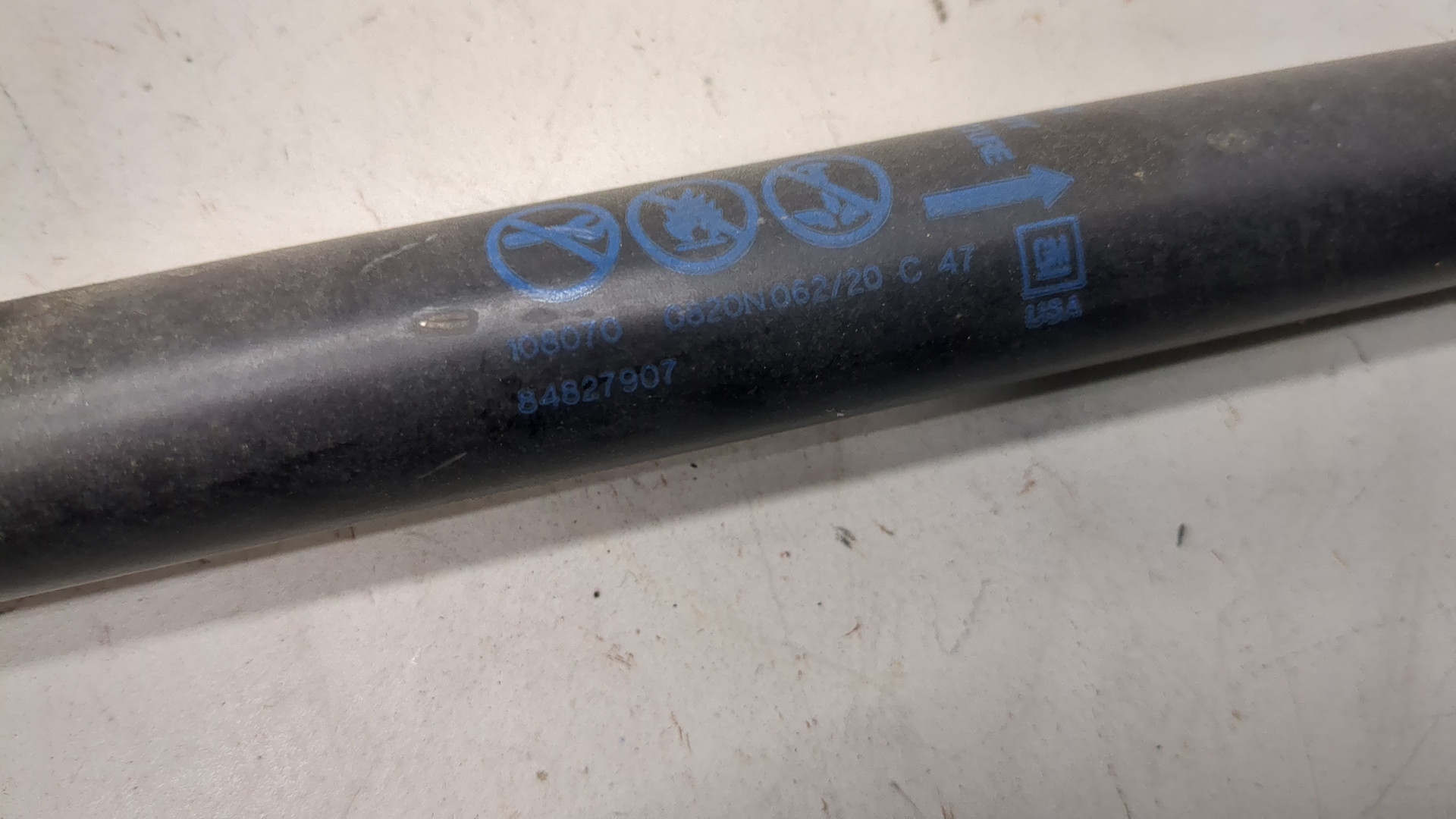 Амортизатор крышки багажника